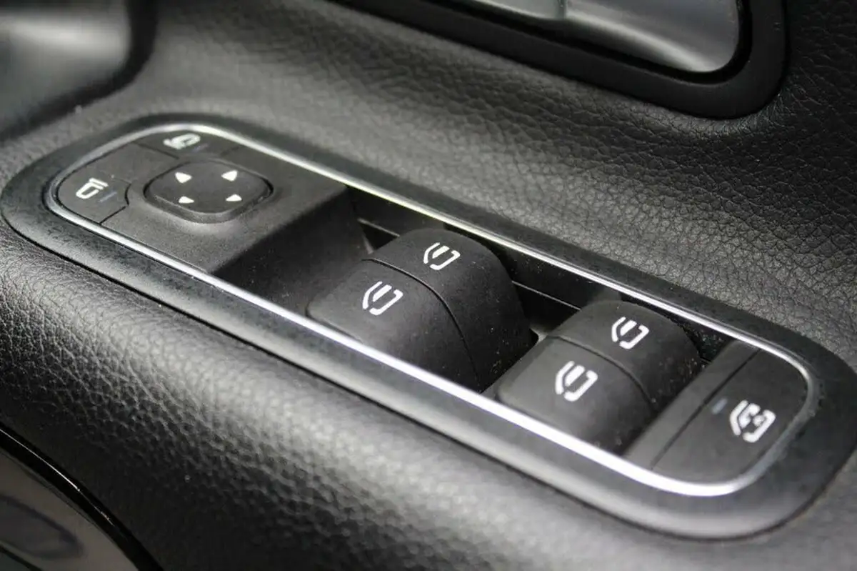2018-mercedes-benz-a-class-15d-a180d-se-116ps-ss-7g-dct-big-42