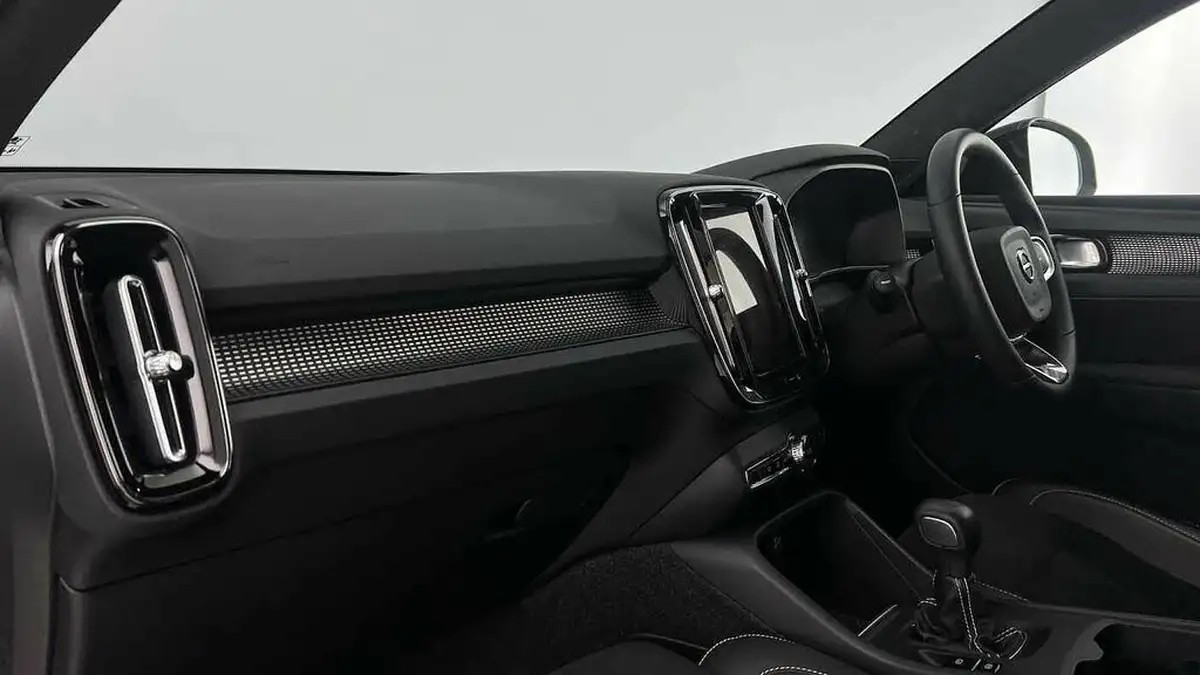 2022-volvo-xc40-15-t3-r-design-big-7