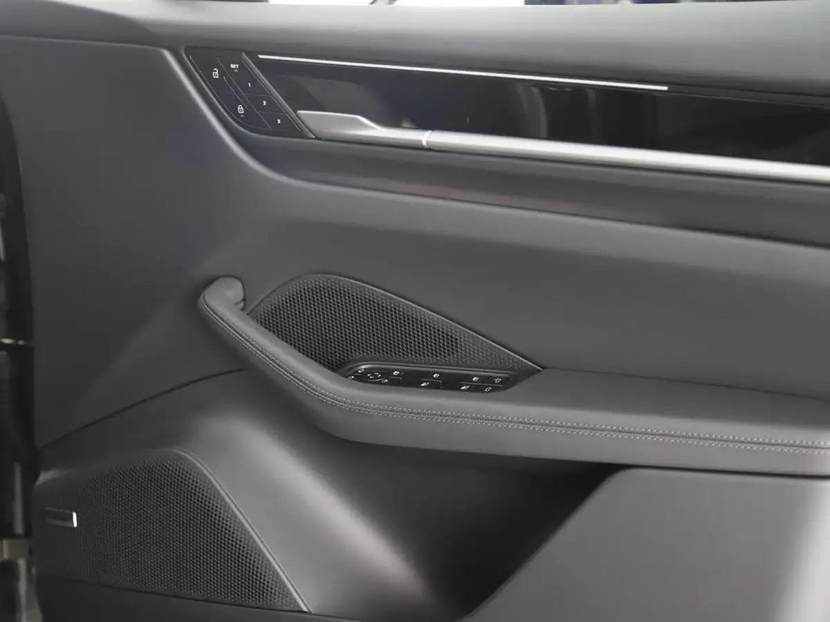 2025-porsche-macan-e-electric-big-35