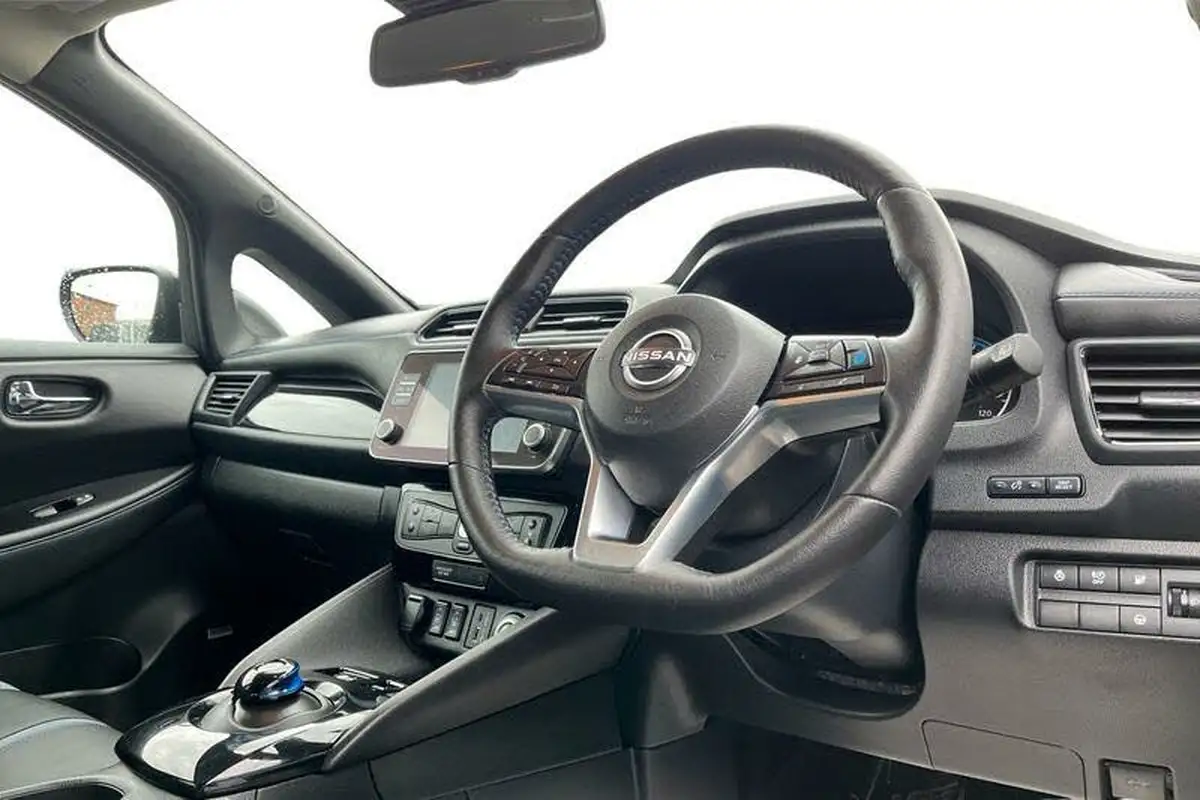 2024-nissan-leaf-e-tekna-39kwh-big-8