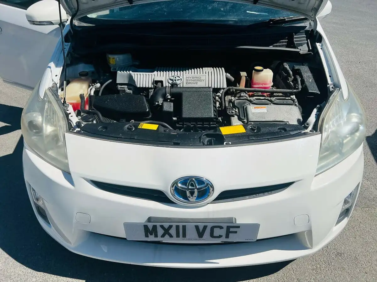 2011-toyota-prius-big-29