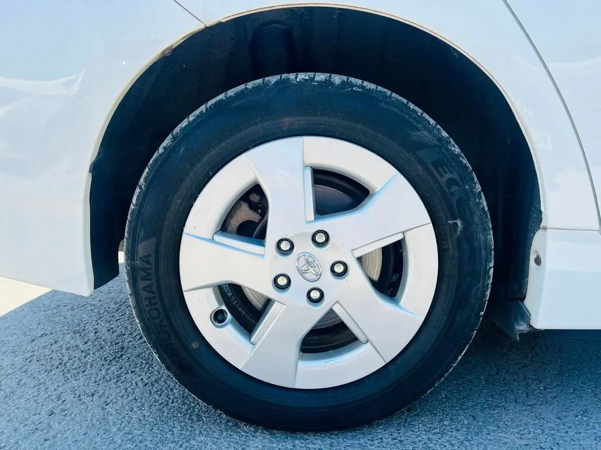 2011-toyota-prius-big-5