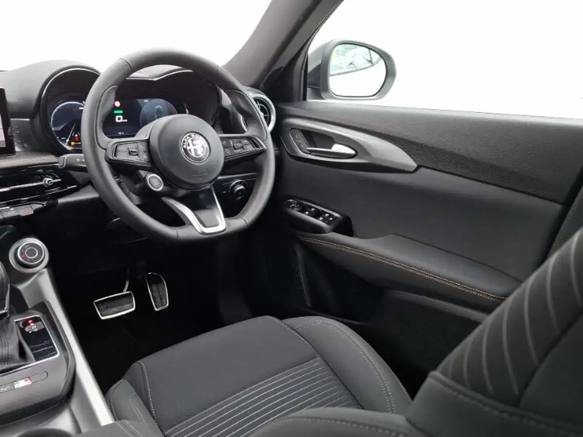 2025-alfa-romeo-tonale-15-sprint-big-10