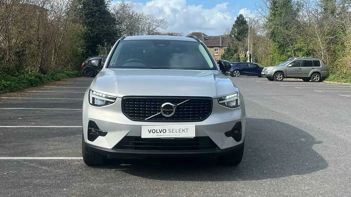 2024-volvo-xc40-20-b4-ultra-bright-big-11