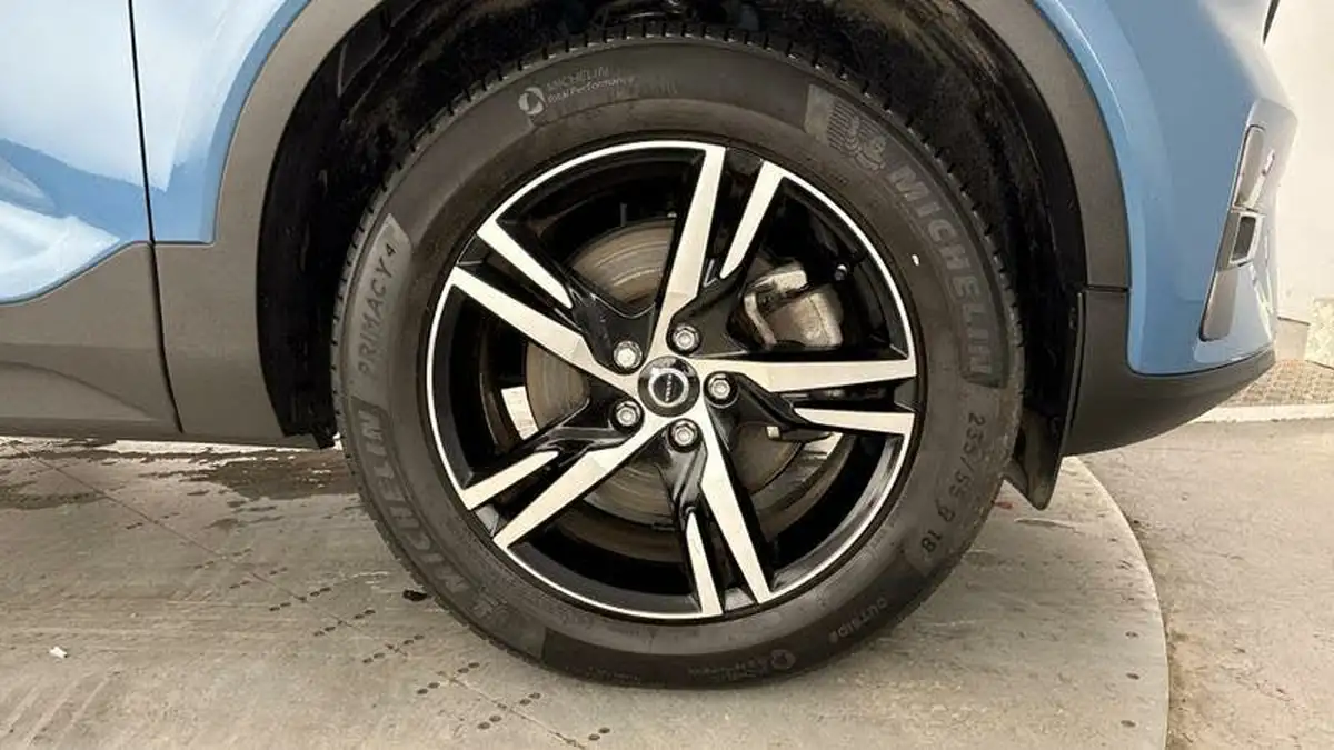 2022-volvo-xc40-20-b4-plus-awd-big-4