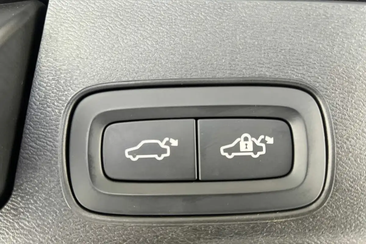 2024-volvo-xc60-20-b5-plus-big-21