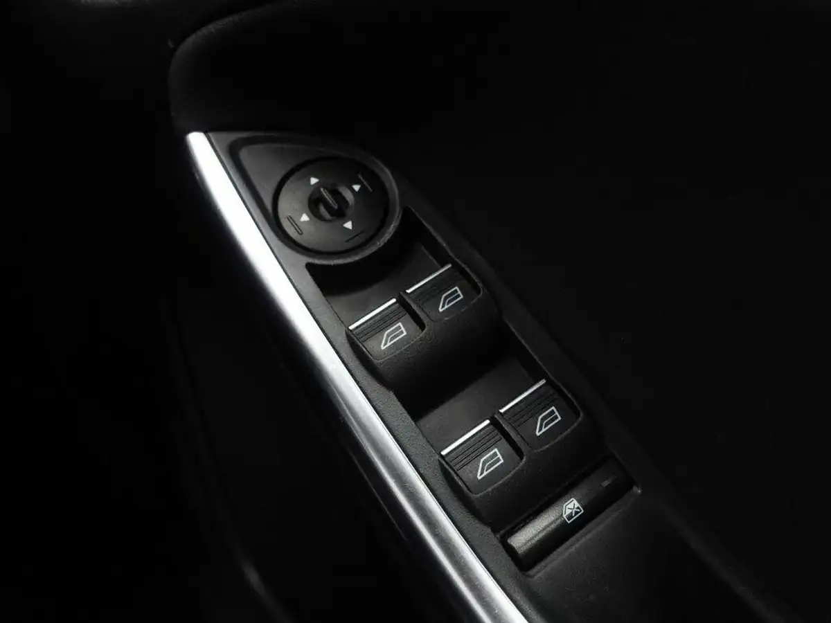 2015-ford-focus-20tdci-st2-hatchback-big-27