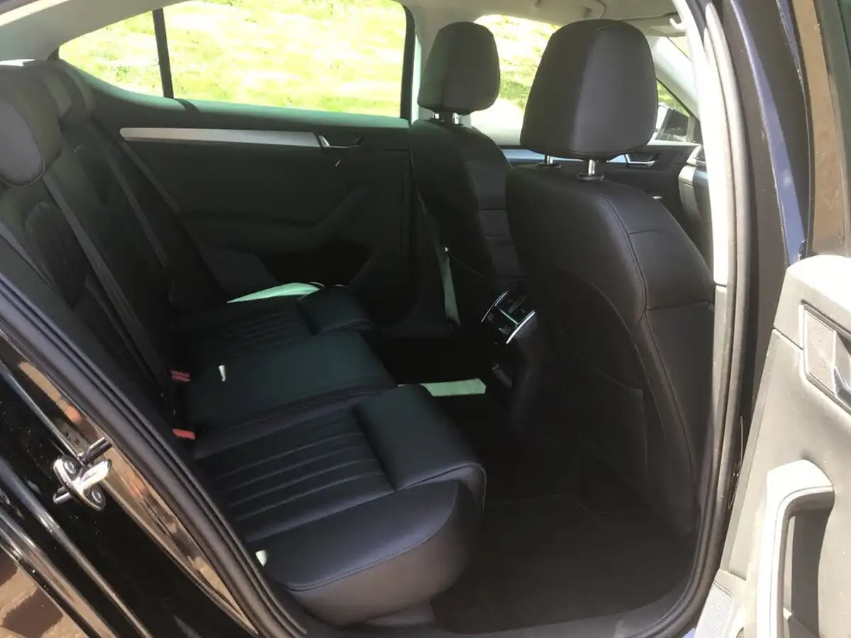 2018-skoda-superb-20tdi-se-l-executive-150ps-scr-hatchback-big-16