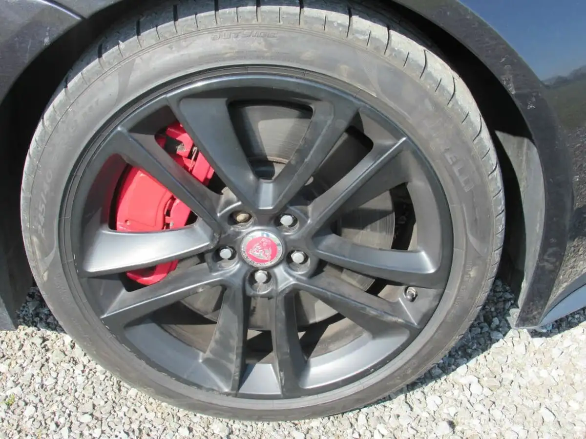 2014-jaguar-f-type-30-s-convertible-awd-quickshift-big-12