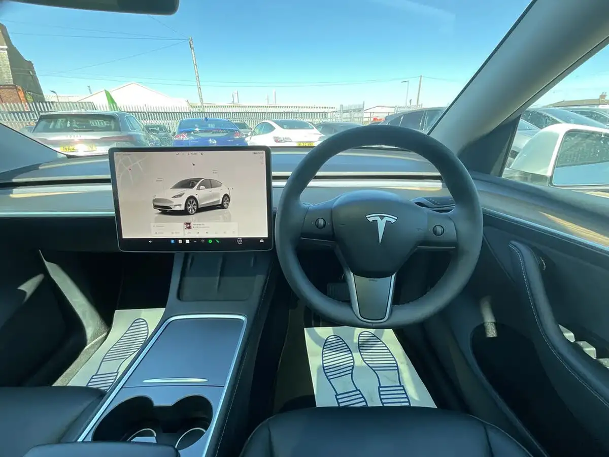 2023-tesla-model-y-e-long-range-big-11