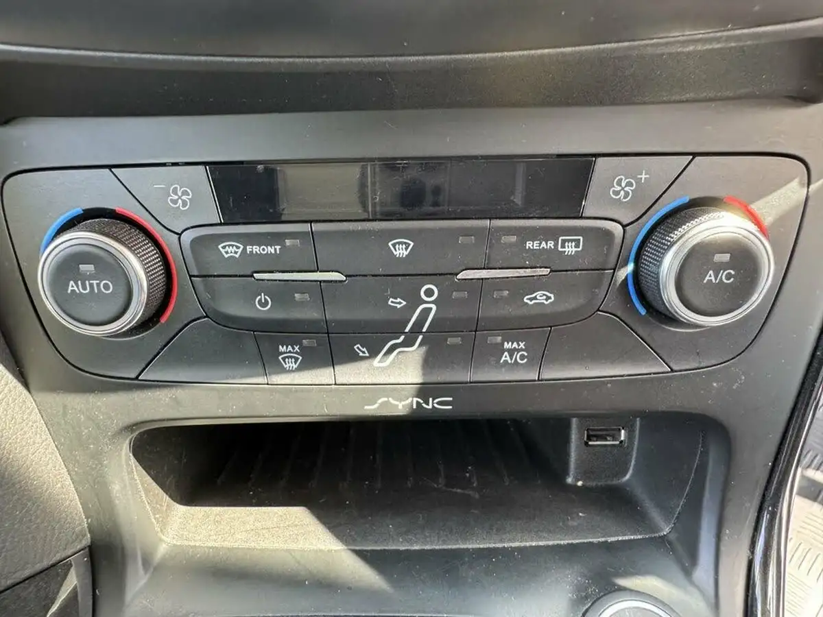 2015-ford-focus-10-titanium-t-125ps-hatchback-big-57