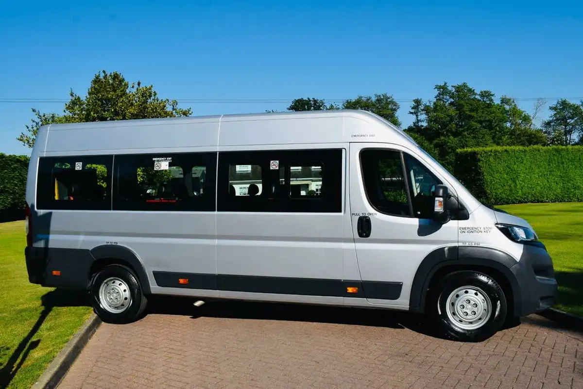 2017-peugeot-boxer-20-bluehdi-440-l4-h2-window-big-7