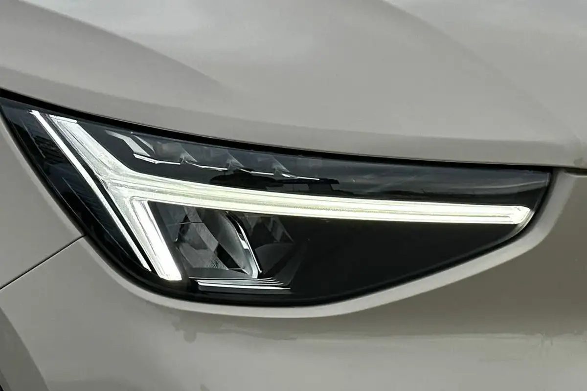 2024-volvo-xc40-20-b3-plus-big-17