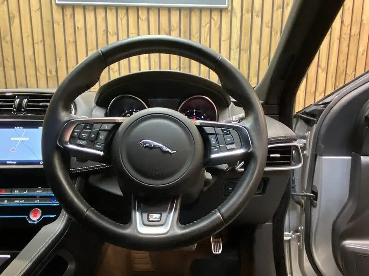 2018-jaguar-f-pace-20-i4d-r-sport-180ps-awd-auto-big-41