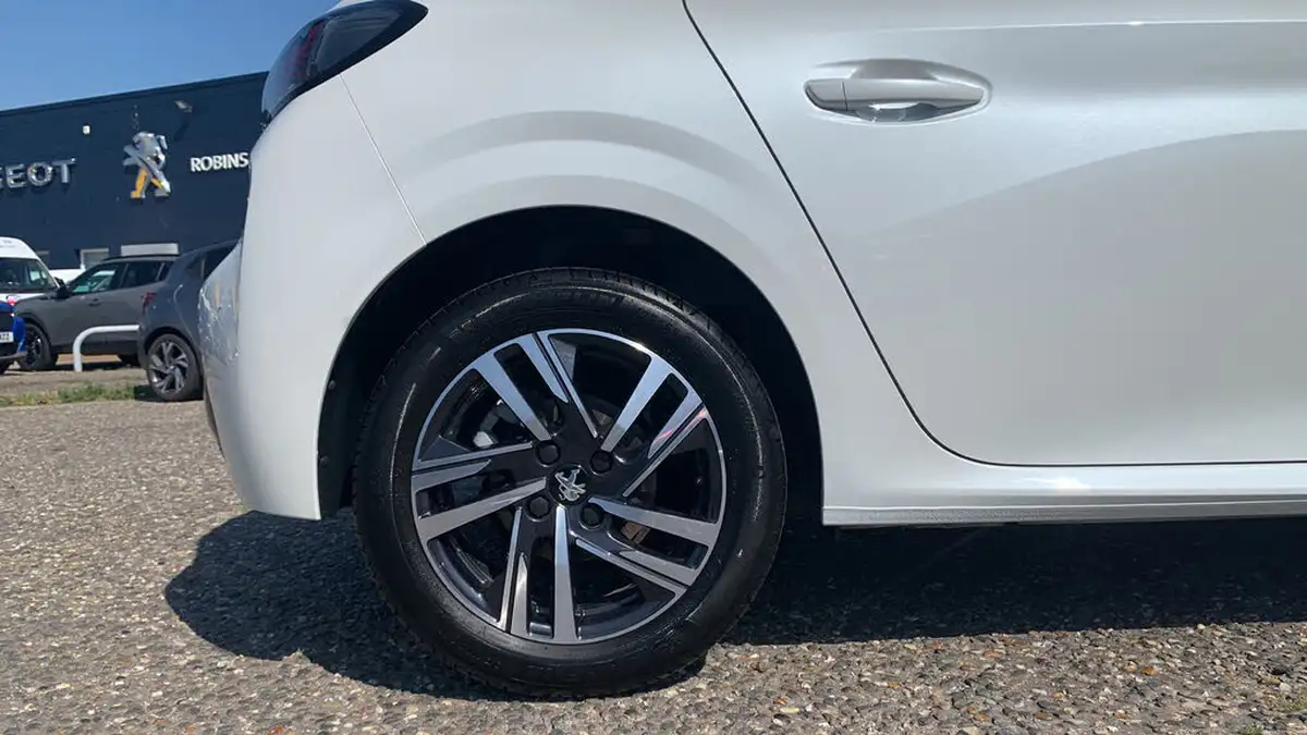 2022-peugeot-208-12-puretech-allure-premium-100bhp-eat8-big-15