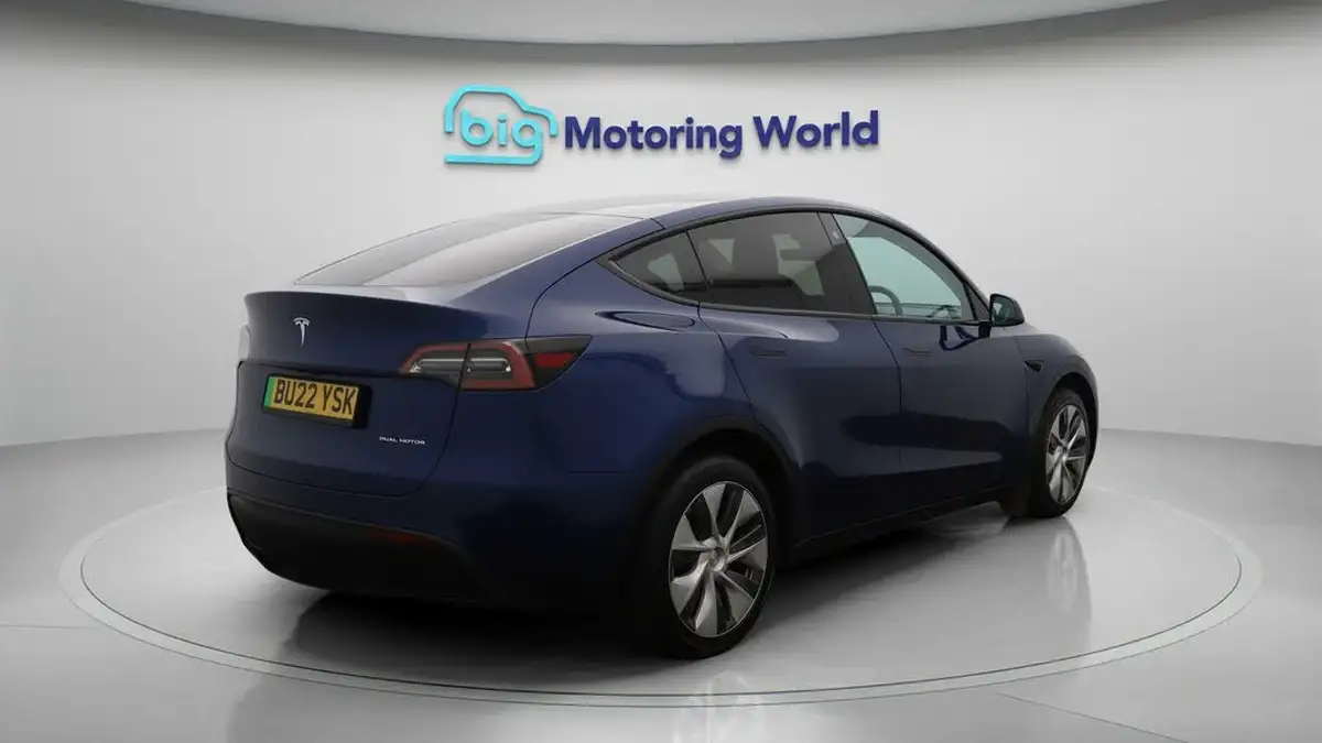 2022-tesla-model-y-e-long-range-big-7