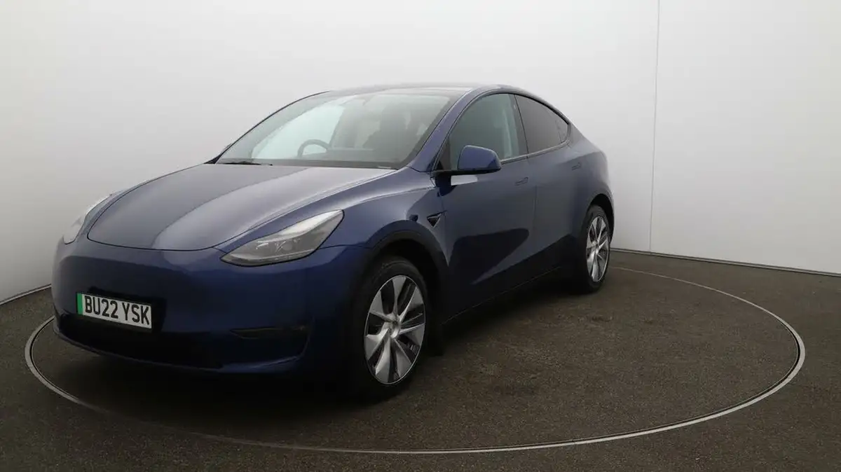 2022-tesla-model-y-e-long-range-big-35