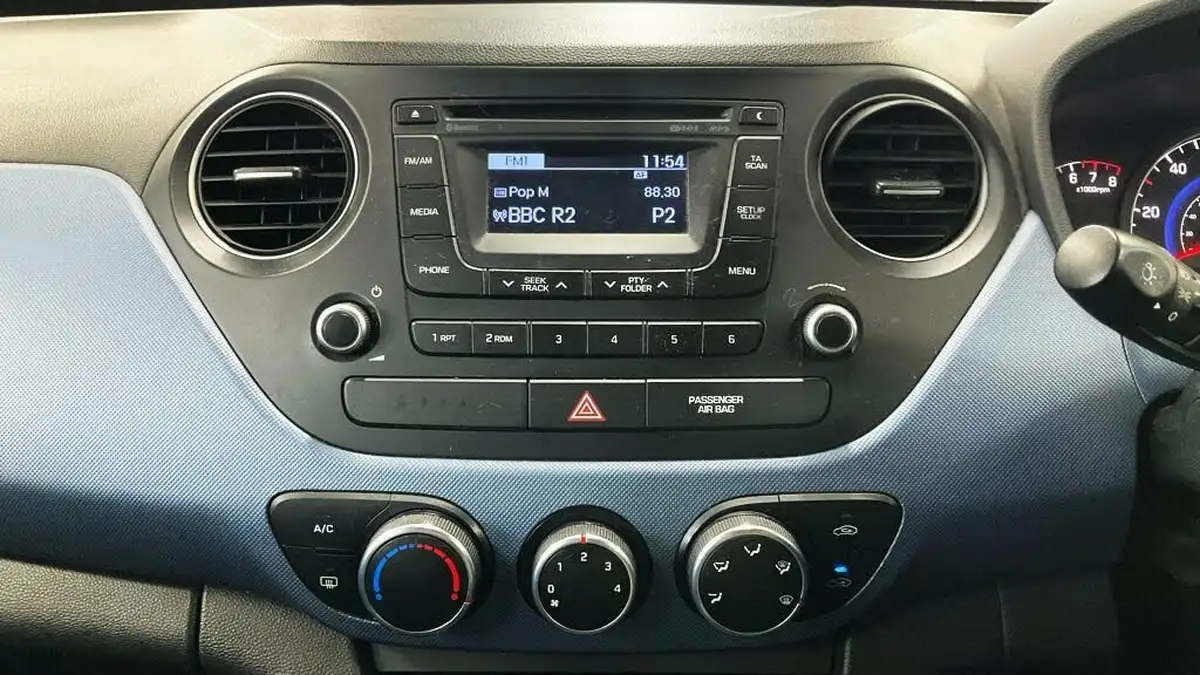 2015-hyundai-i10-12-premium-big-9