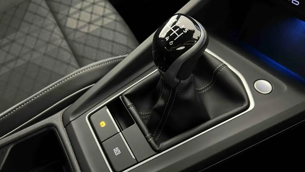 2022-volkswagen-golf-15-tsi-r-line-130ps-hatchback-big-19