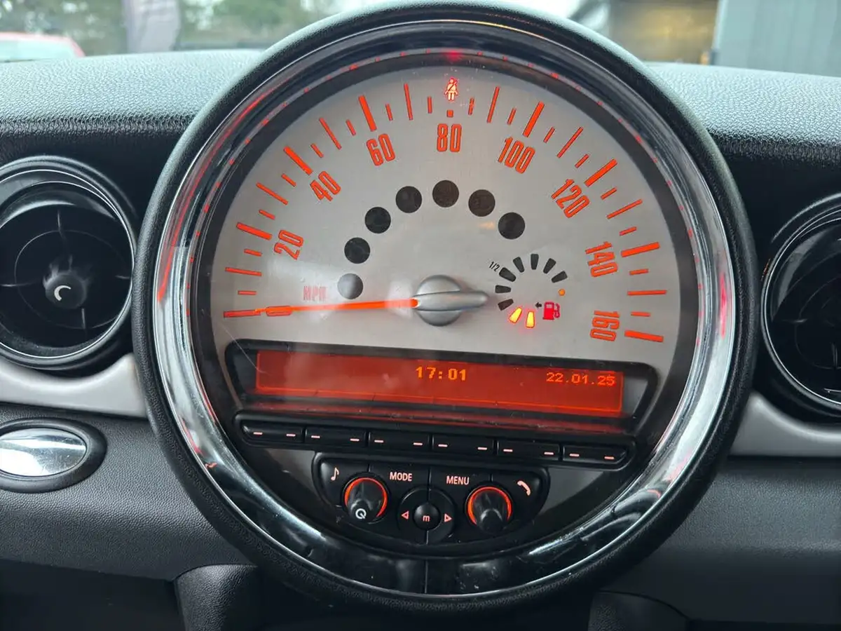 2011-mini-cooper-16-one-98bhp-hatchback-3d-big-11