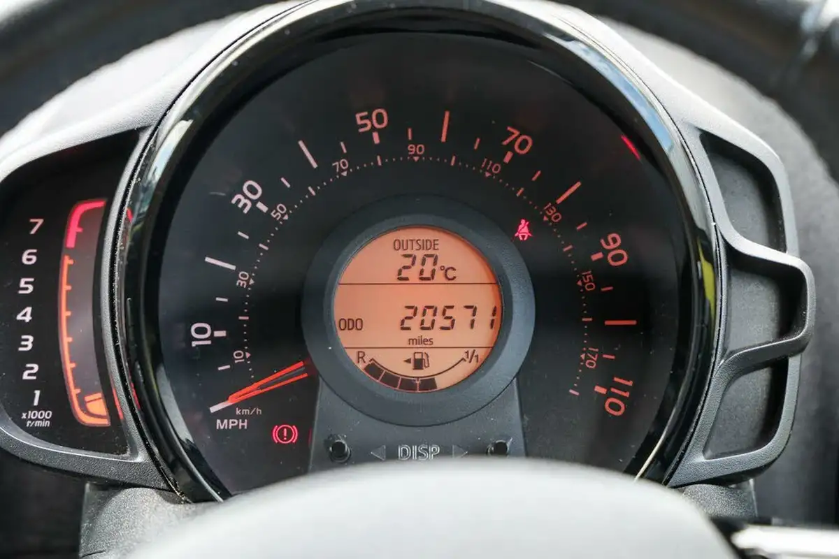 2016-toyota-aygo-10-vvt-i-x-cite-3-bi-tone-yellow-5d-big-8