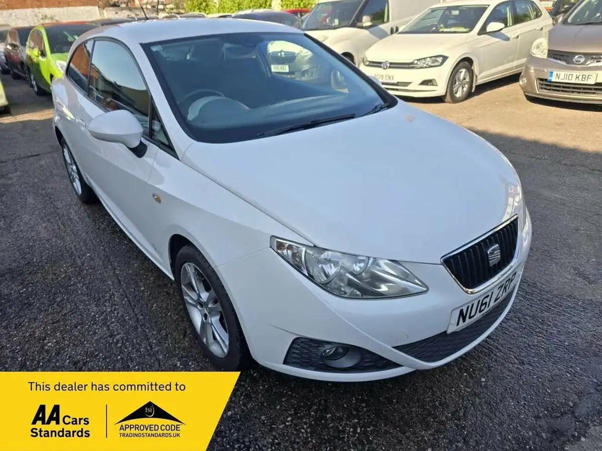 2011-seat-ibiza-14-se-copa-16v-sportcoupe-hatchback-3d-big-0