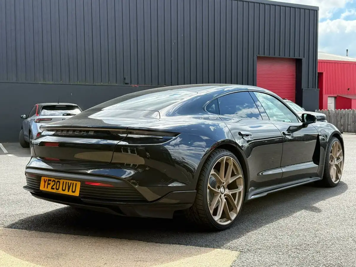 2020-porsche-taycan-e-turbo-big-8