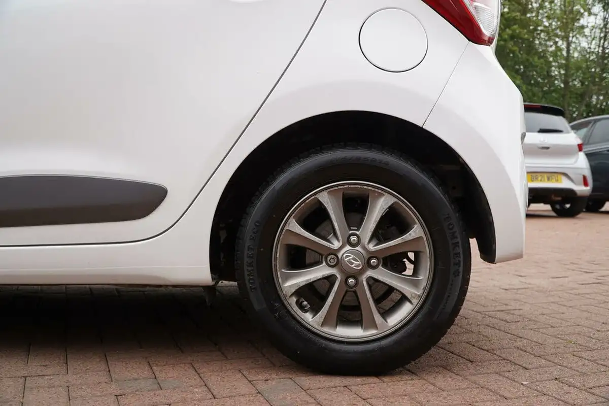 2014-hyundai-i10-10-premium-big-40