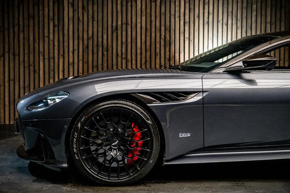2023-aston-martin-dbs-52-v12-big-8