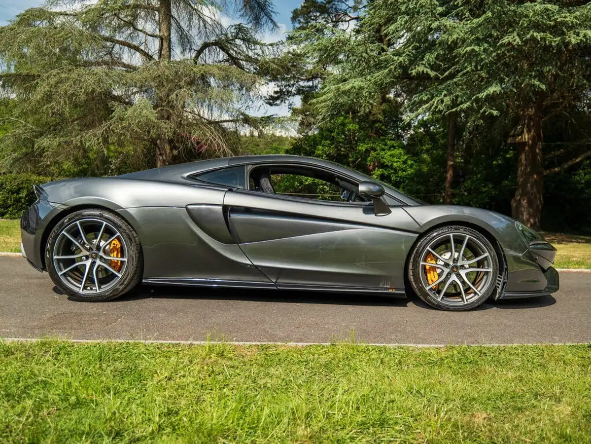 2017-mclaren-570gt-38-big-7