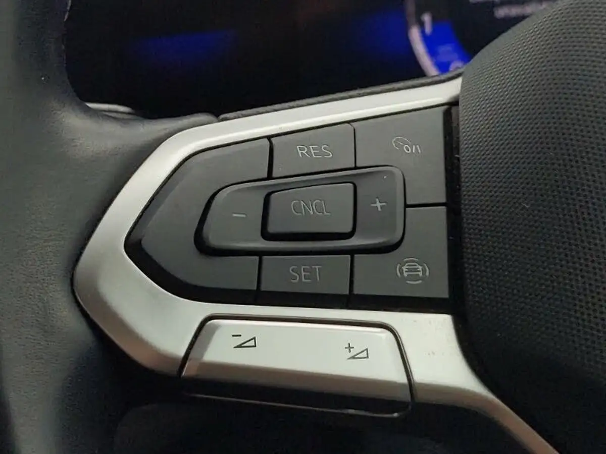 2022-volkswagen-polo-10-life-big-17