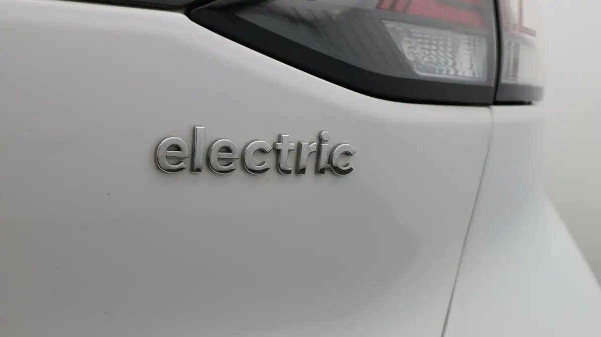 2021-hyundai-ioniq-e-premium-se-electric-100kw-big-21