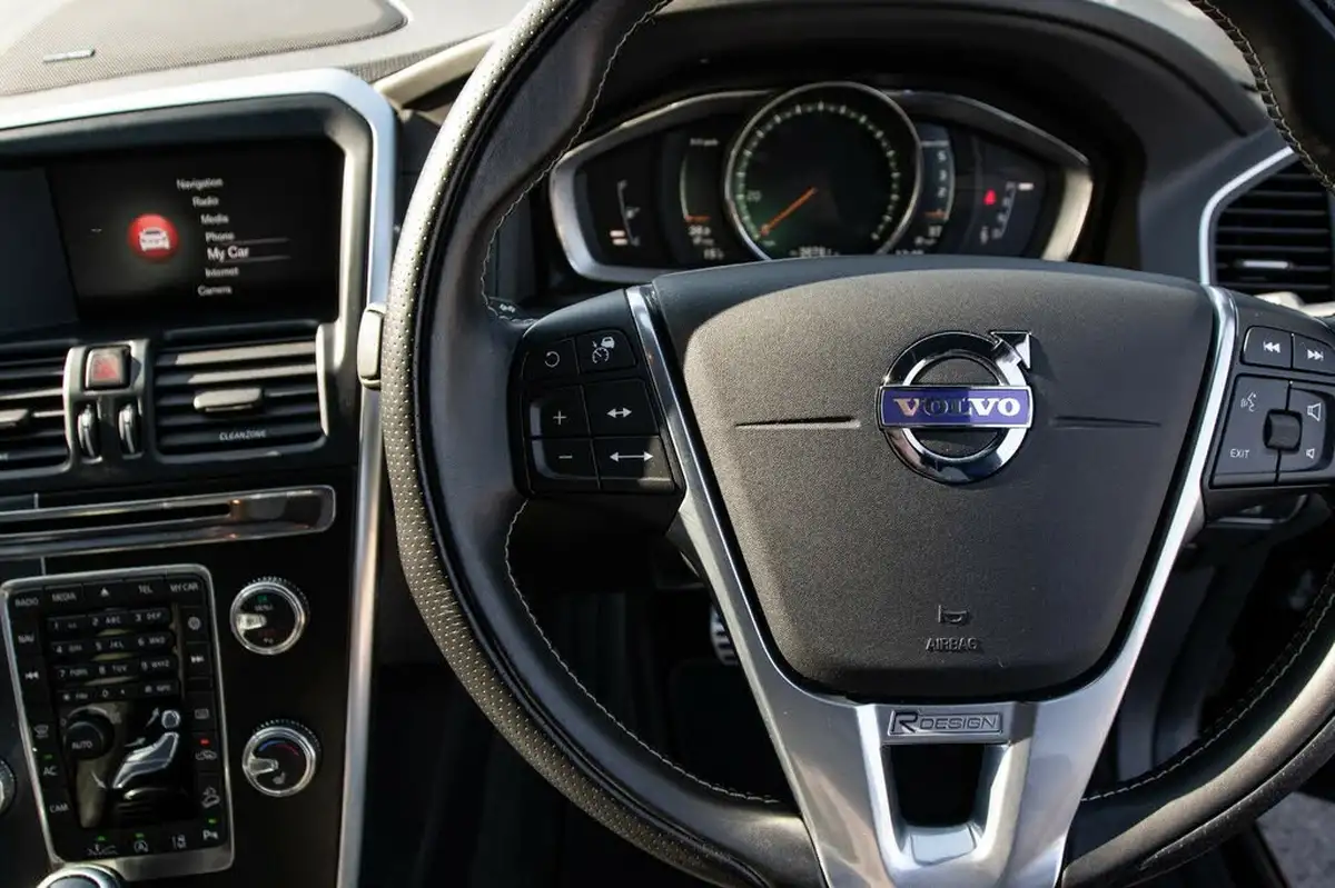 2017-volvo-xc60-24td-d5-r-design-lux-geartronic-big-20