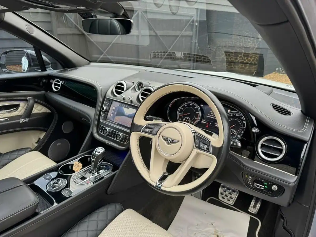 2017-bentley-bentayga-60-w12-big-11