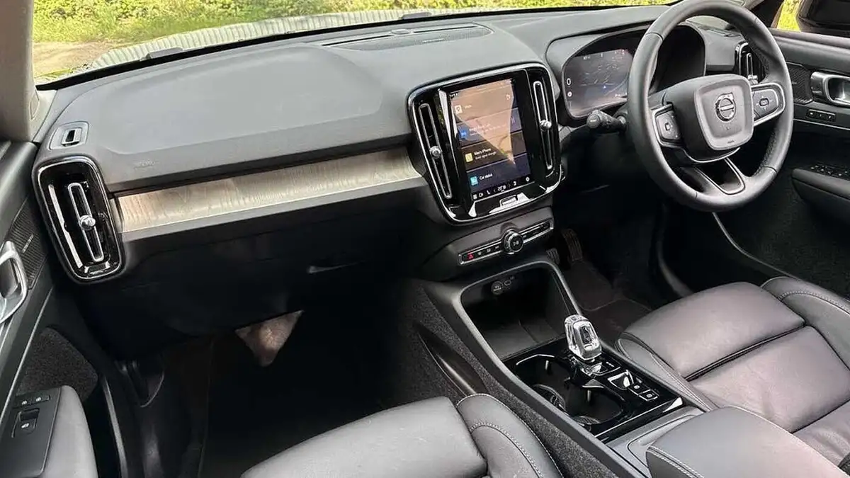 2024-volvo-xc40-20-b4-ultra-bright-big-4