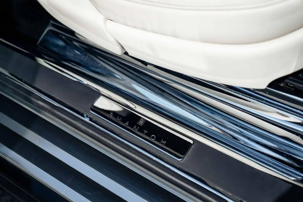 2016-rolls-royce-phantom-big-39
