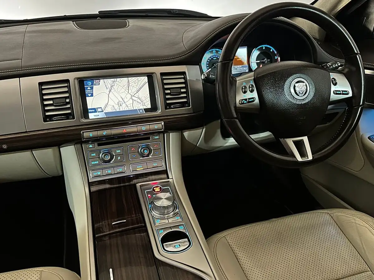 2010-jaguar-xf-30td-portfolio-big-11