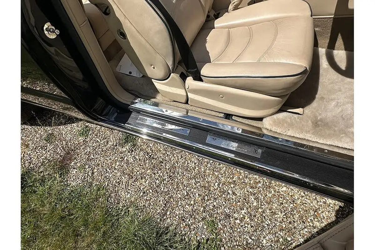 1997-bentley-azure-68-big-44