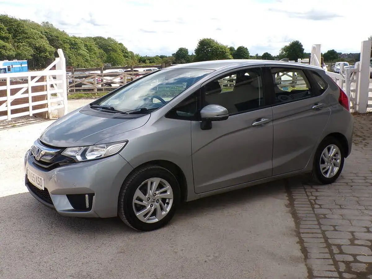 2015-honda-jazz-13-i-vtec-se-big-3