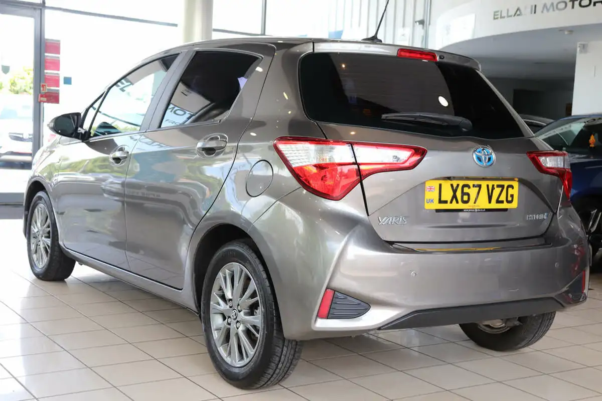 2017-toyota-yaris-15-vvt-i-icon-tech-98bhp-hybrid-1497cc-e-cvt-big-5