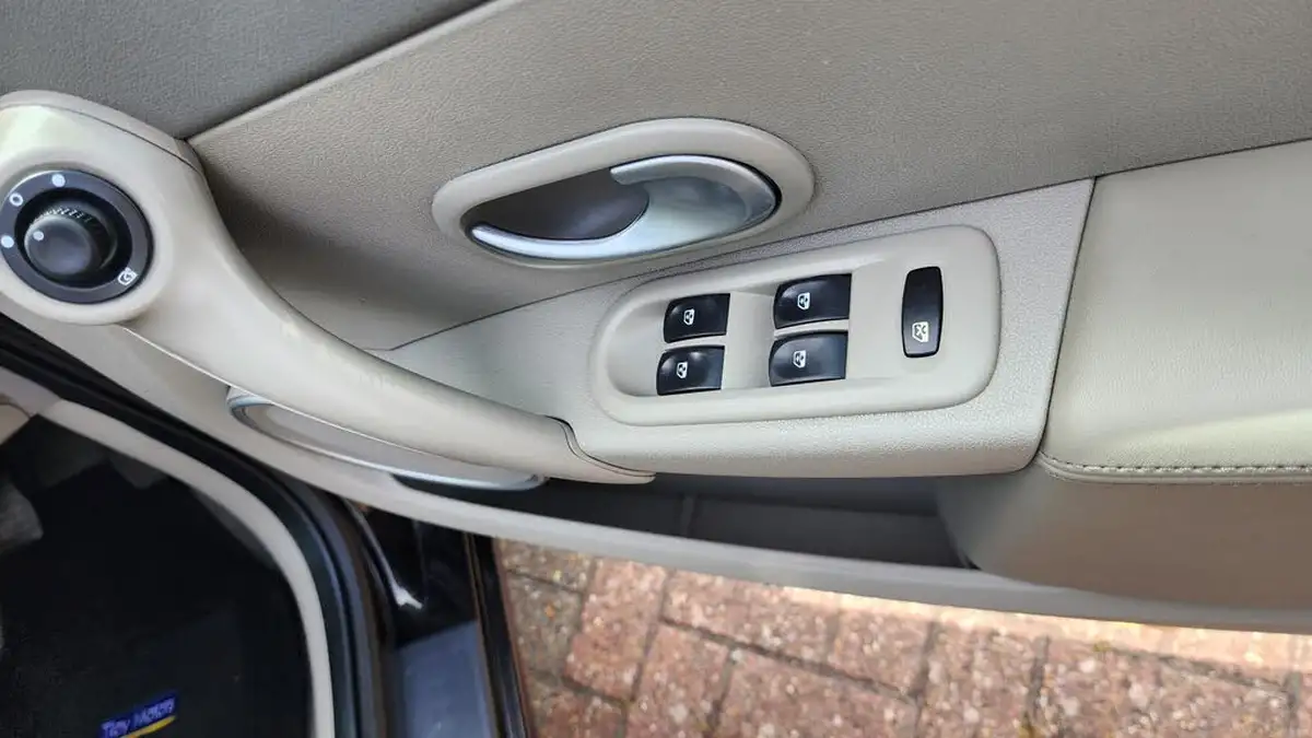 2010-renault-clio-16-initiale-tomtom-big-24