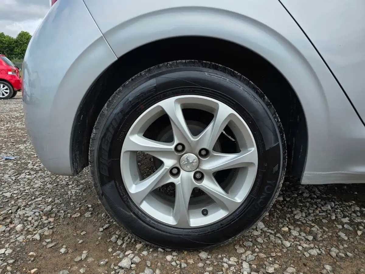 2016-peugeot-208-12-puretech-active-82bhp-ss-5d-etg5-big-35