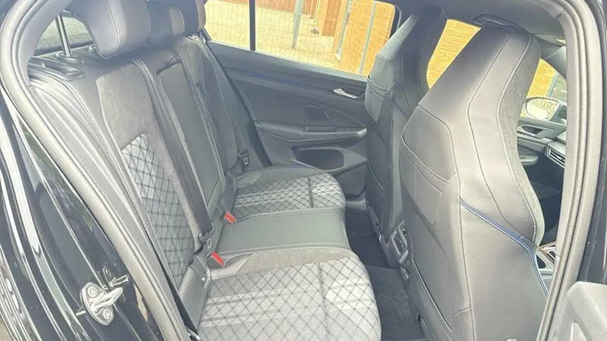 2025-volkswagen-golf-15-etsi-black-edition-big-34