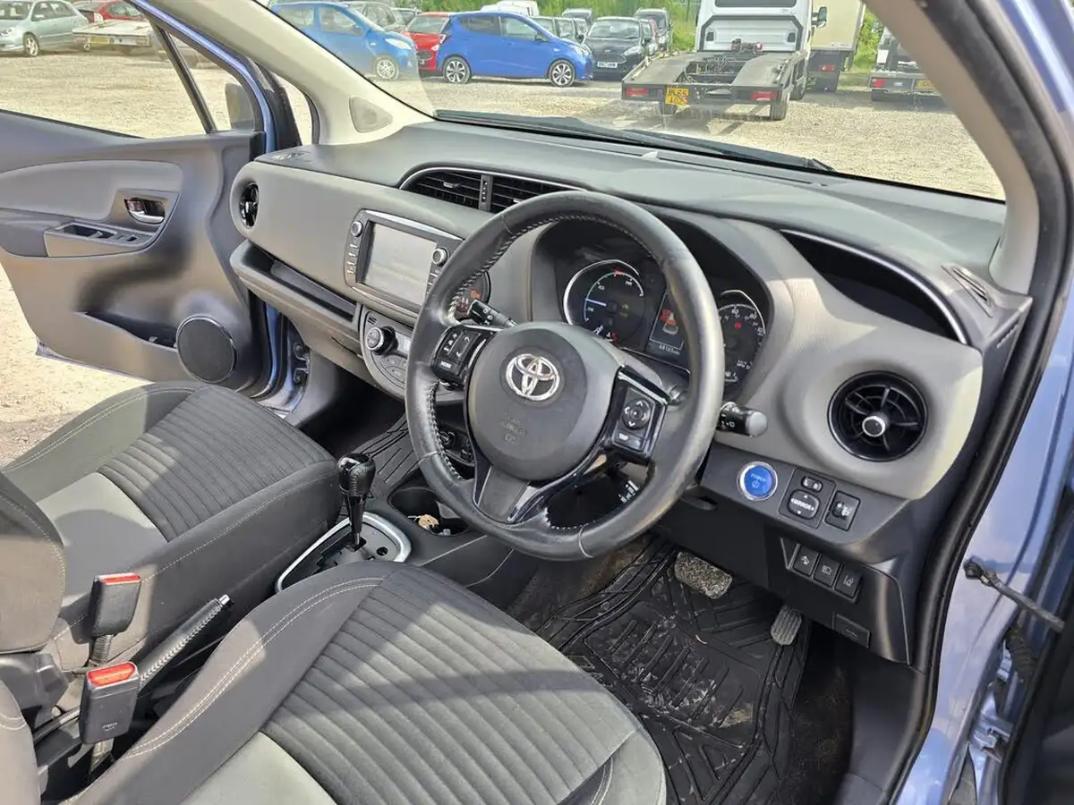 2017-toyota-yaris-15-vvt-i-icon-tech-98bhp-hybrid-1497cc-e-cvt-big-19