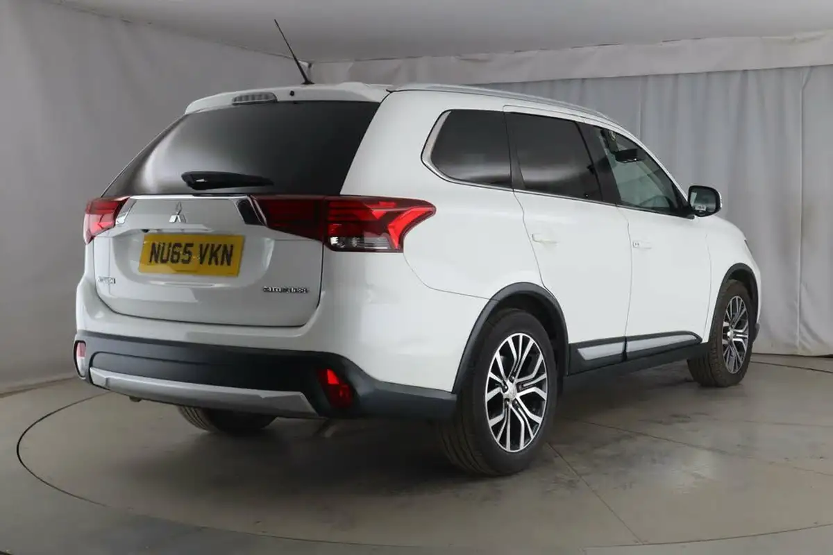 2015-mitsubishi-outlander-22di-d-gx4-big-7
