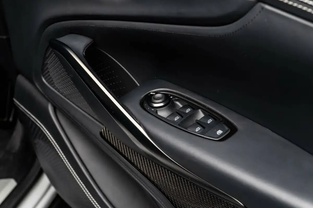 2022-aston-martin-dbx-40-v8-big-31