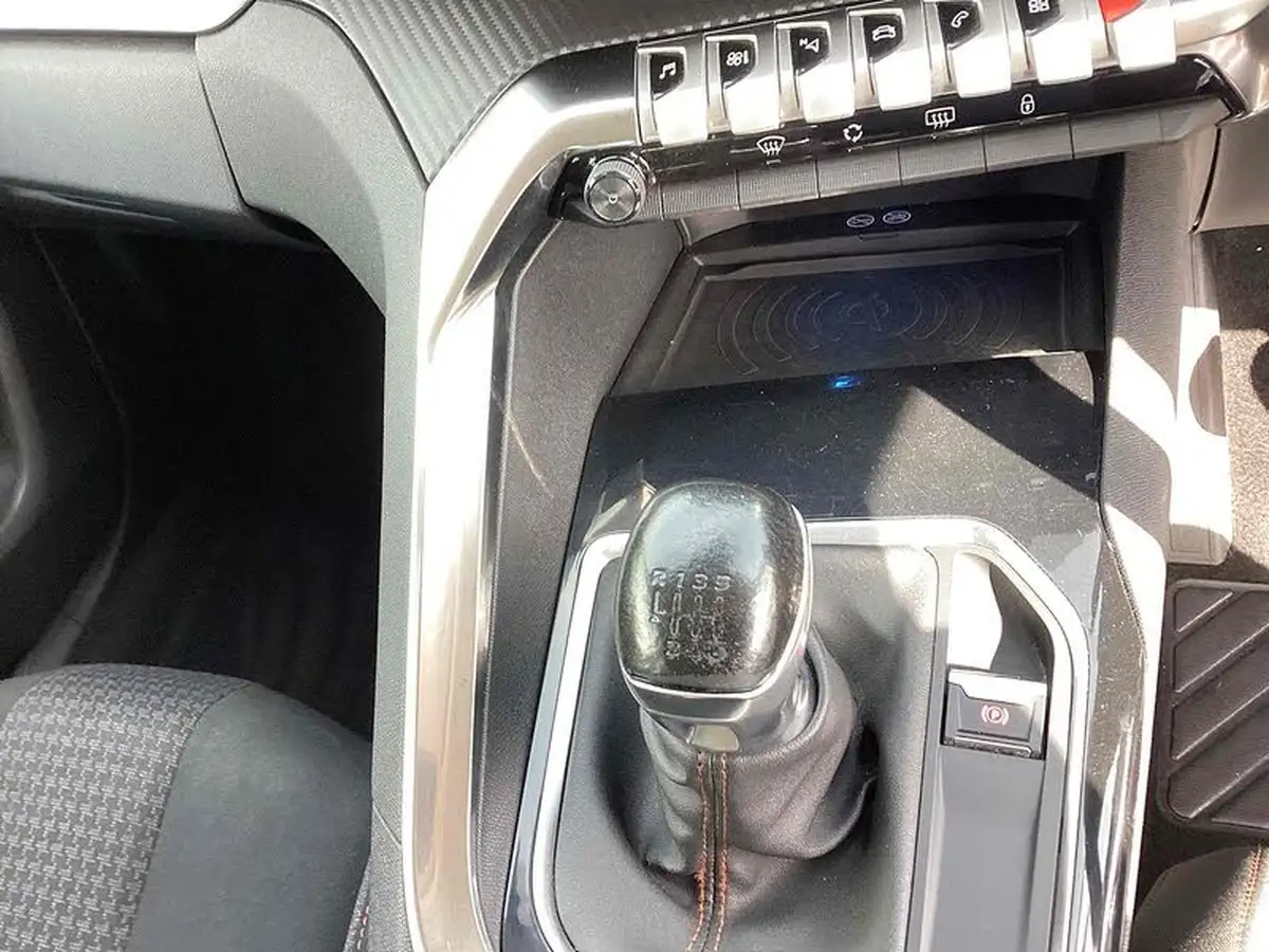 2019-peugeot-3008-suv-big-15