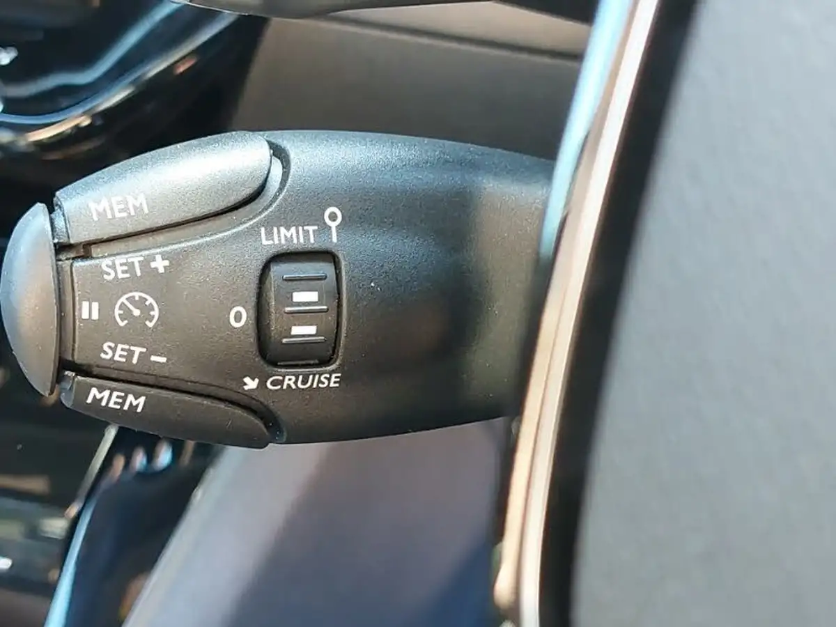 2023-peugeot-2008-suv-big-13