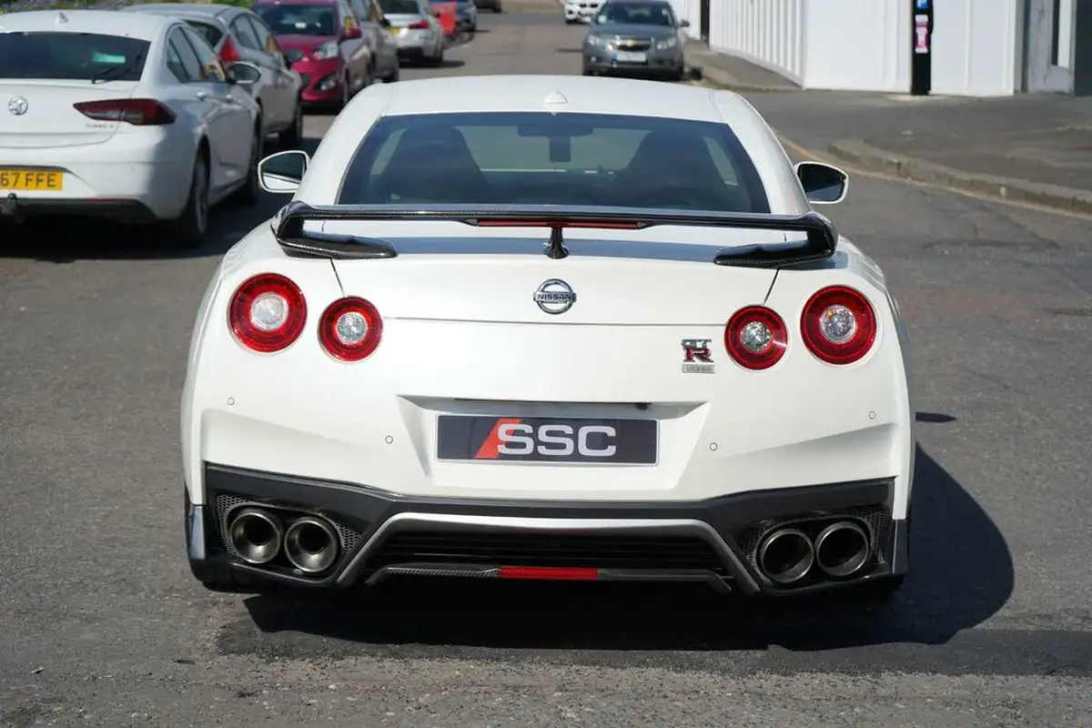 2017-nissan-gt-r-38-recaro-big-9