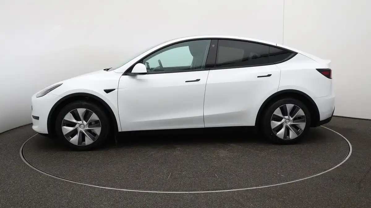 2023-tesla-model-y-e-rwd-big-64